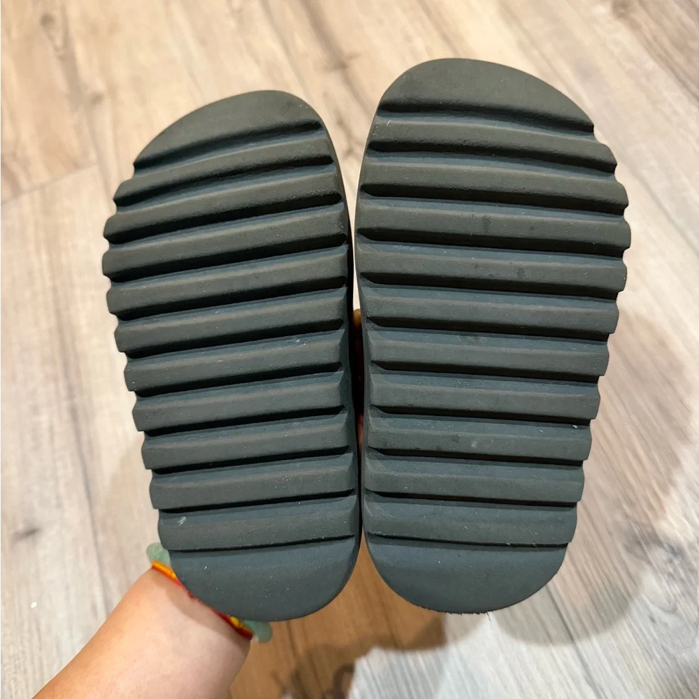 Yeezy slides kids! - Picture 3 of 5